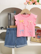 طقم صيفي مكون من قطعتين للفتيات الصغيرات، بلوزة بأكمام واسعة مزينة بفيونكة وشورت جينز
