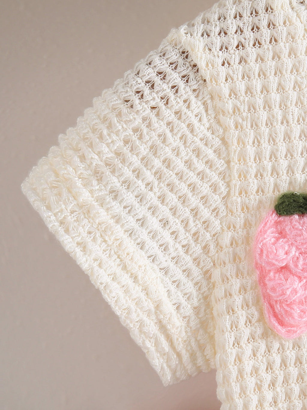 طقم صيفي مكون من قطعتين للبنات الصغيرات: تيشيرت بأكمام قصيرة من قماش الوافل مزين برسومات فراولة ثلاثية الأبعاد، وتنورة وردية مكشكشة.