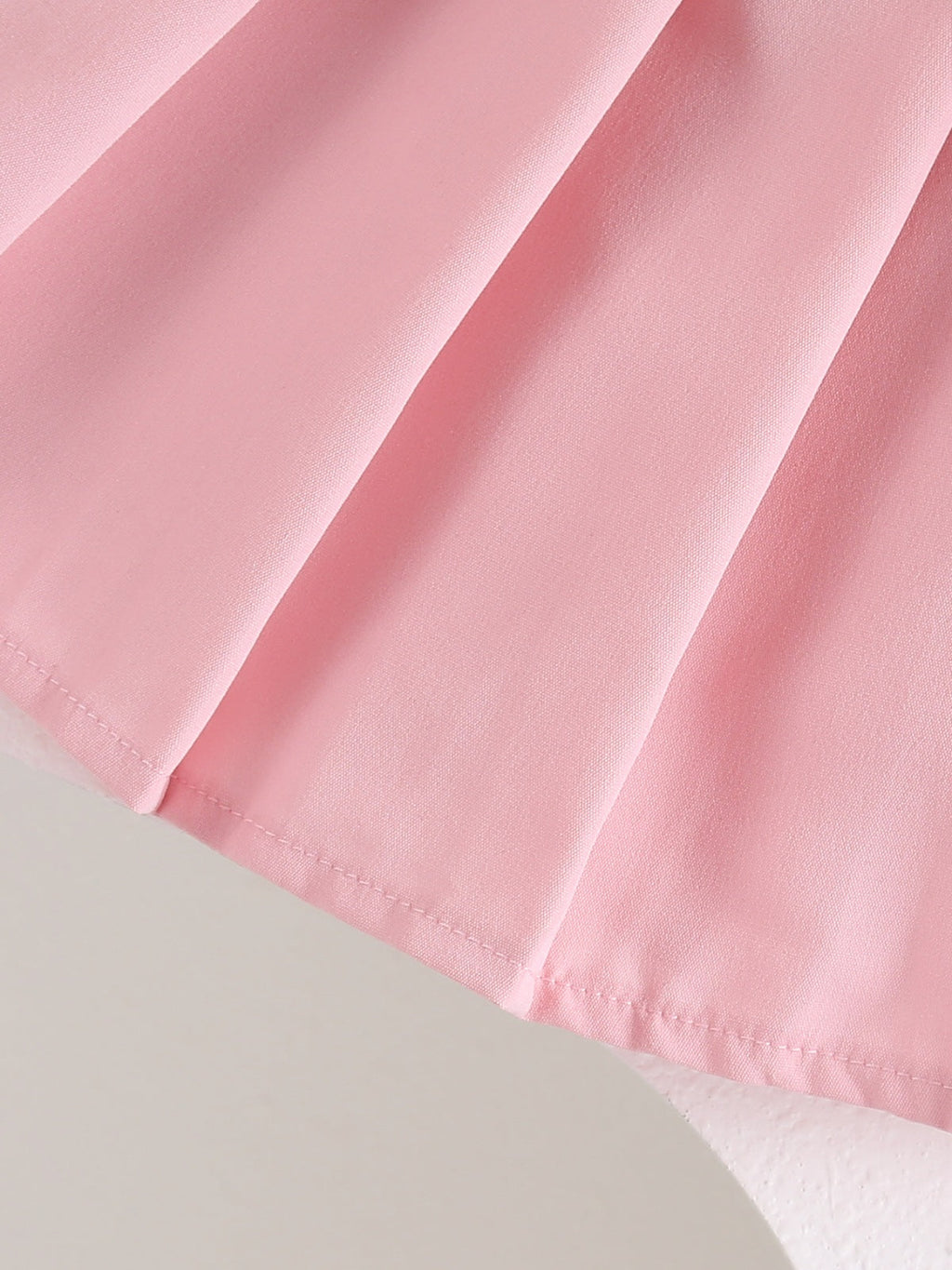 طقم صيفي مكون من قطعتين للبنات الصغيرات: تيشيرت بأكمام قصيرة من قماش الوافل مزين برسومات فراولة ثلاثية الأبعاد، وتنورة وردية مكشكشة.