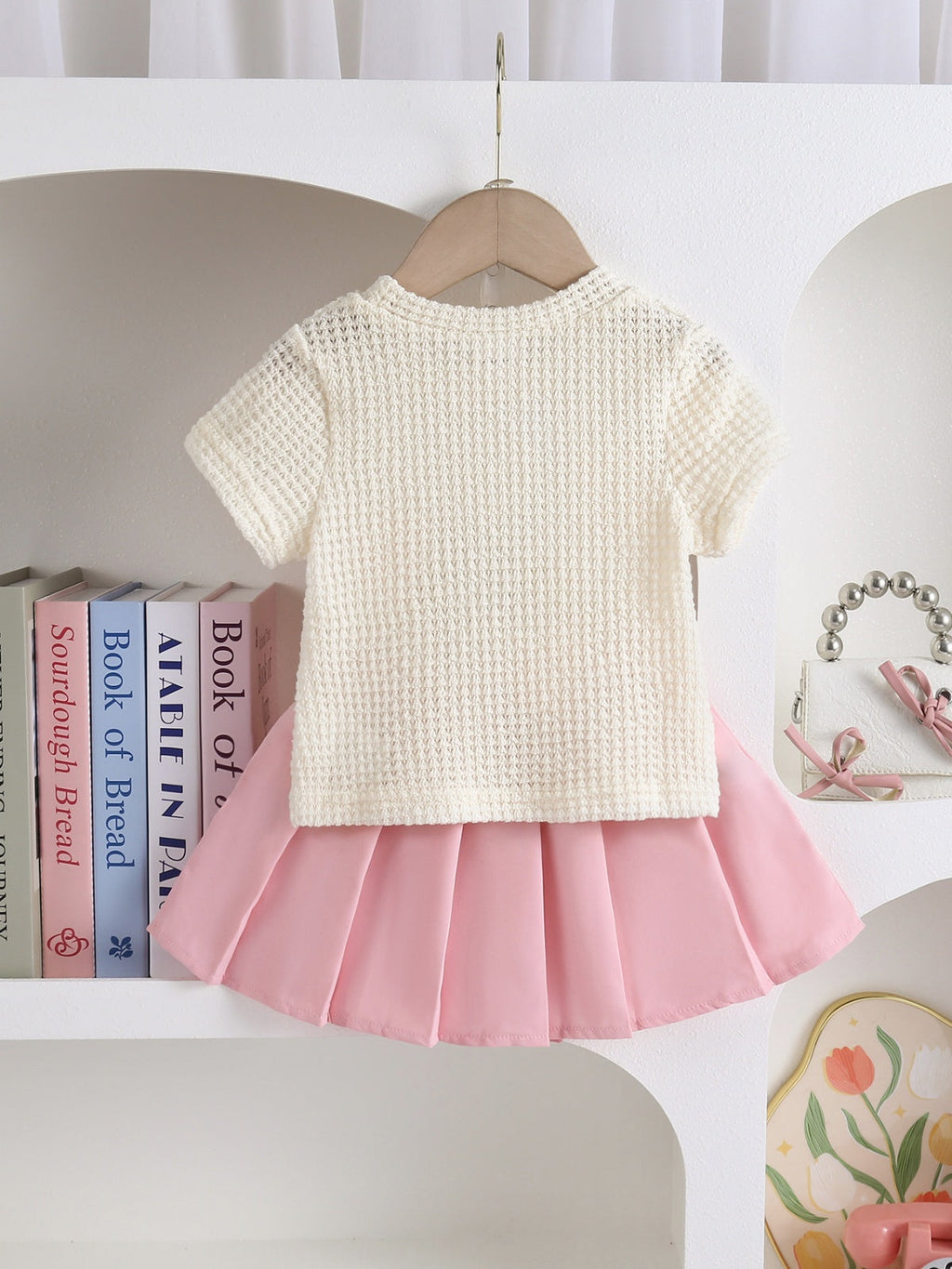 طقم صيفي مكون من قطعتين للبنات الصغيرات: تيشيرت بأكمام قصيرة من قماش الوافل مزين برسومات فراولة ثلاثية الأبعاد، وتنورة وردية مكشكشة.