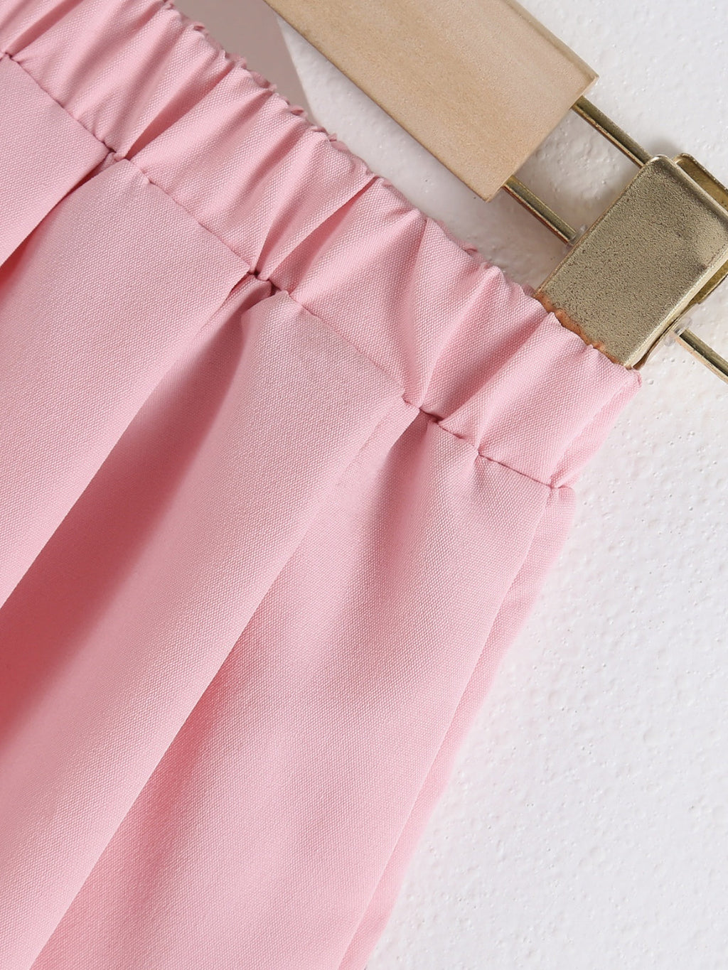 طقم صيفي مكون من قطعتين للبنات الصغيرات: تيشيرت بأكمام قصيرة من قماش الوافل مزين برسومات فراولة ثلاثية الأبعاد، وتنورة وردية مكشكشة.