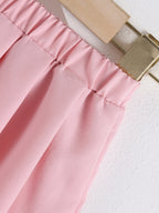 طقم صيفي مكون من قطعتين للبنات الصغيرات: تيشيرت بأكمام قصيرة من قماش الوافل مزين برسومات فراولة ثلاثية الأبعاد، وتنورة وردية مكشكشة.