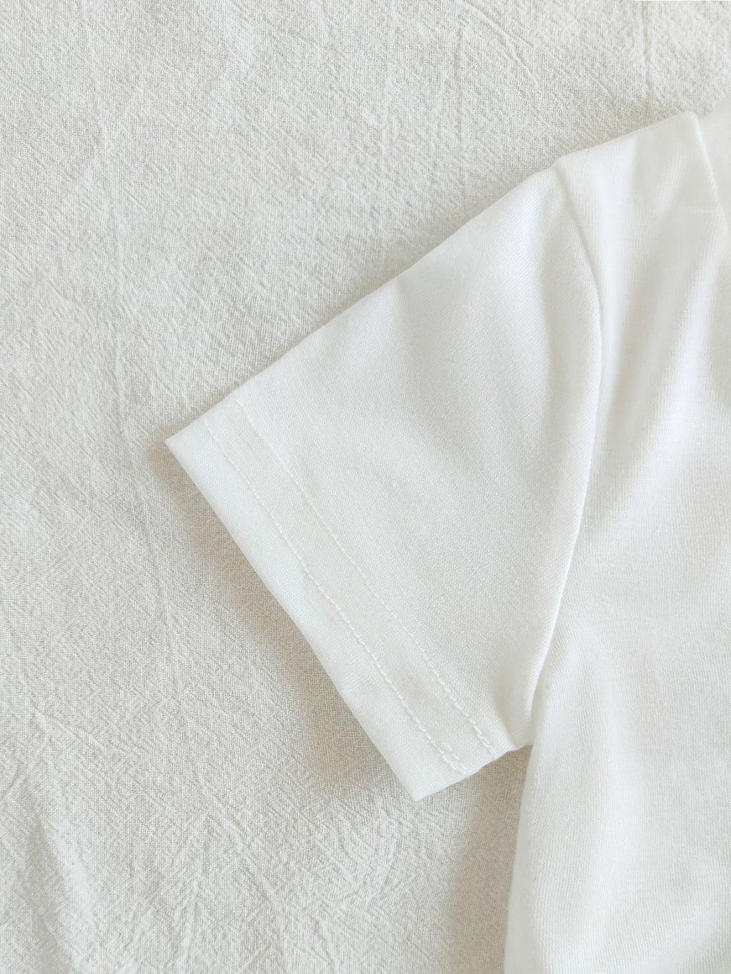 طقم ملابس بناتي ربيعي/خريفي مكون من ثلاث قطع: جاكيت جينز أزرق فاتح بأكمام طويلة، تيشيرت أبيض بأكمام قصيرة، وبنطال جينز.