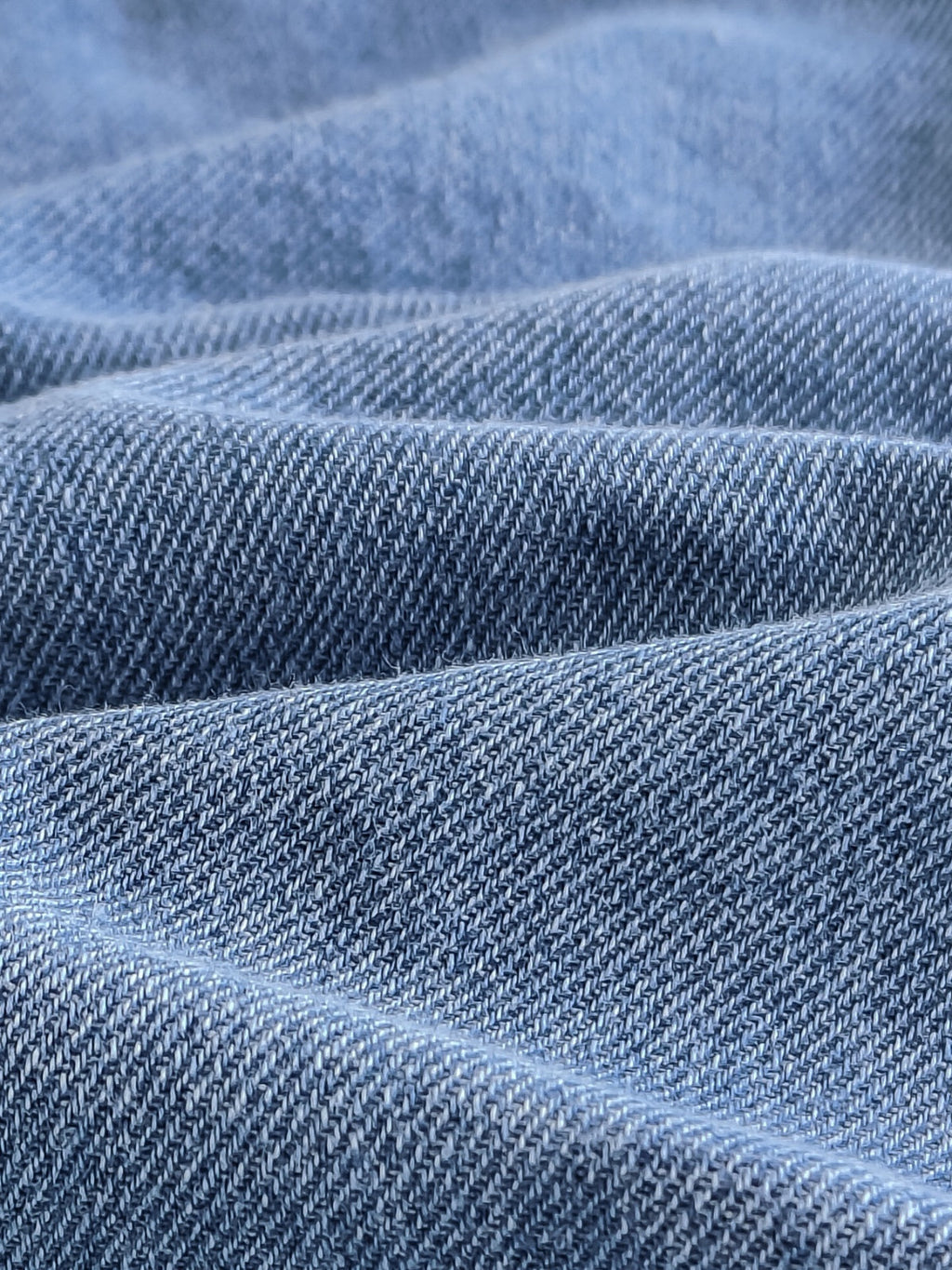 طقم ملابس بناتي ربيعي/خريفي مكون من ثلاث قطع: جاكيت جينز أزرق فاتح بأكمام طويلة، تيشيرت أبيض بأكمام قصيرة، وبنطال جينز.