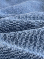 طقم ملابس بناتي ربيعي/خريفي مكون من ثلاث قطع: جاكيت جينز أزرق فاتح بأكمام طويلة، تيشيرت أبيض بأكمام قصيرة، وبنطال جينز.