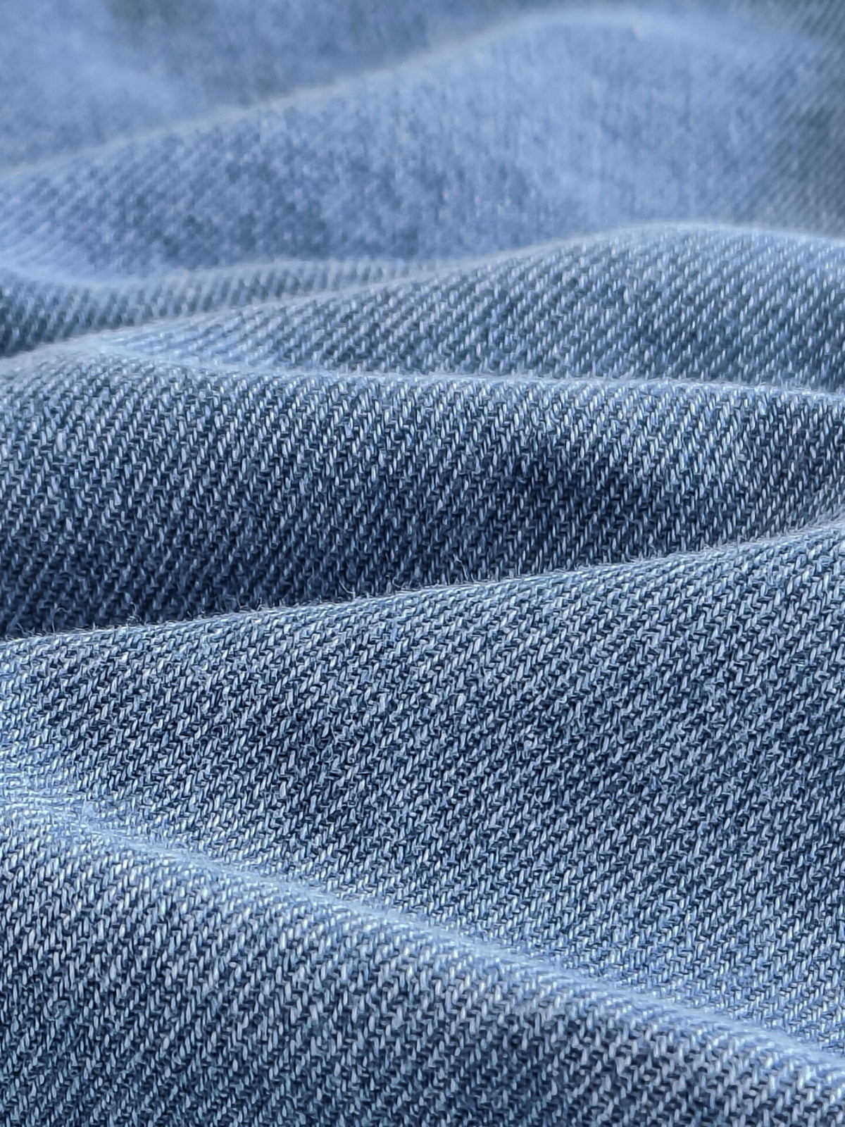 طقم ملابس بناتي ربيعي/خريفي مكون من ثلاث قطع: جاكيت جينز أزرق فاتح بأكمام طويلة، تيشيرت أبيض بأكمام قصيرة، وبنطال جينز.