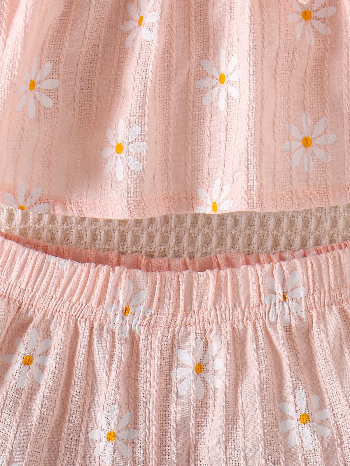 طقم صيفي للبنات الصغيرات مكون من بلوزة قصيرة مكشكشة مزينة بطبعة زهور الأقحوان باللون الوردي وشورت