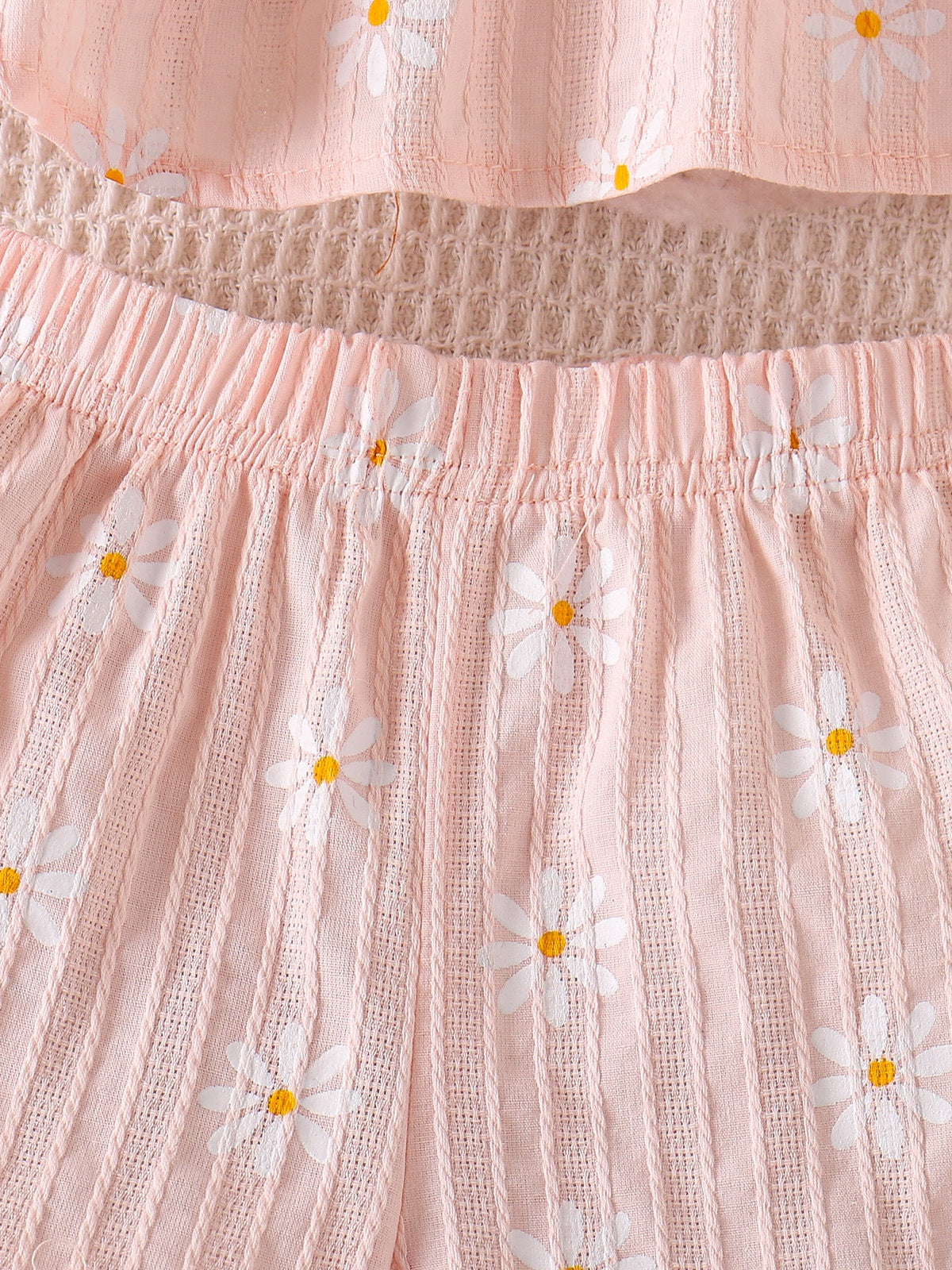 طقم صيفي للبنات الصغيرات مكون من بلوزة قصيرة مكشكشة مزينة بطبعة زهور الأقحوان باللون الوردي وشورت