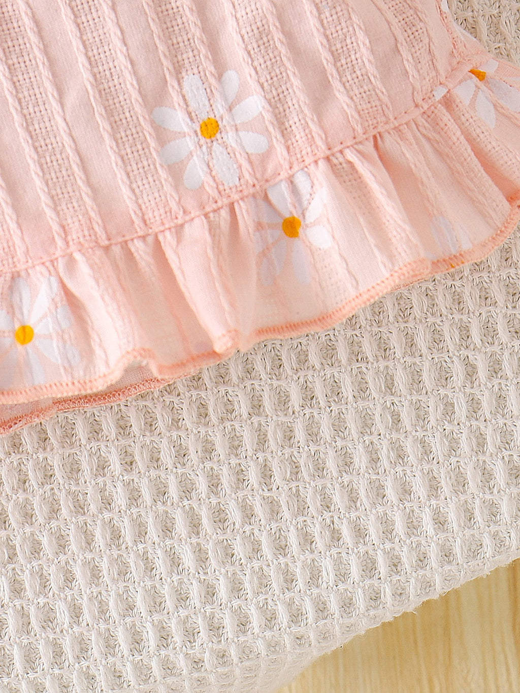 طقم صيفي للبنات الصغيرات مكون من بلوزة قصيرة مكشكشة مزينة بطبعة زهور الأقحوان باللون الوردي وشورت