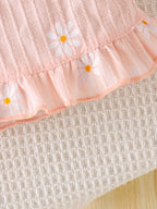 طقم صيفي للبنات الصغيرات مكون من بلوزة قصيرة مكشكشة مزينة بطبعة زهور الأقحوان باللون الوردي وشورت