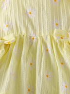 طقم صيفي للبنات الصغيرات مكون من بلوزة قصيرة مكشكشة مطبوعة بزهرة الأقحوان الصفراء وشورت