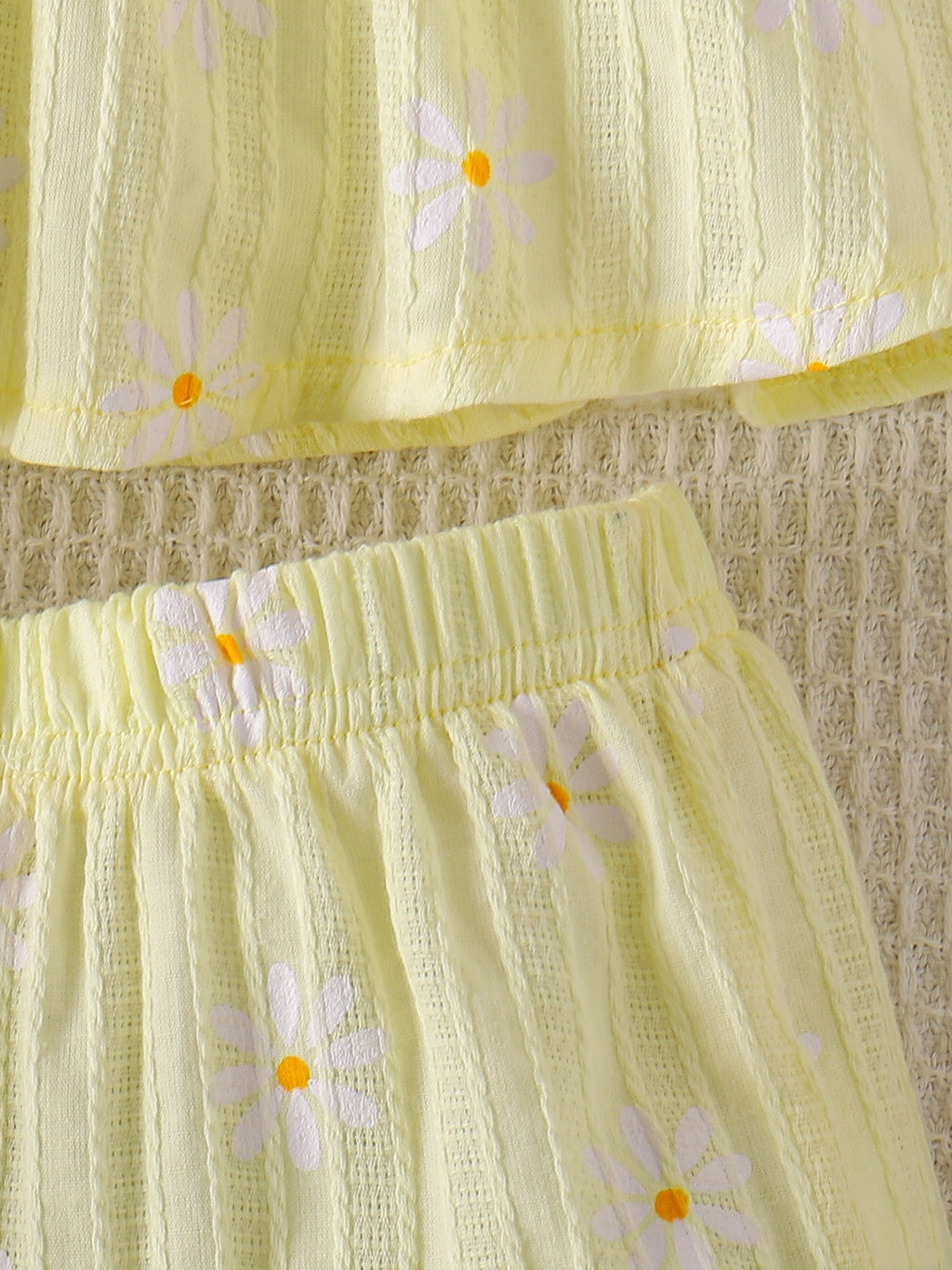 طقم صيفي للبنات الصغيرات مكون من بلوزة قصيرة مكشكشة مطبوعة بزهرة الأقحوان الصفراء وشورت