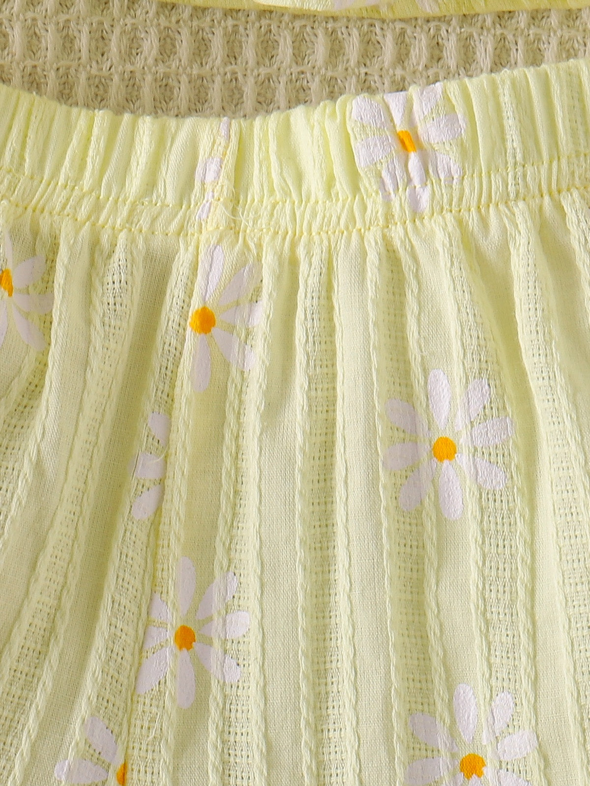 طقم صيفي للبنات الصغيرات مكون من بلوزة قصيرة مكشكشة مطبوعة بزهرة الأقحوان الصفراء وشورت