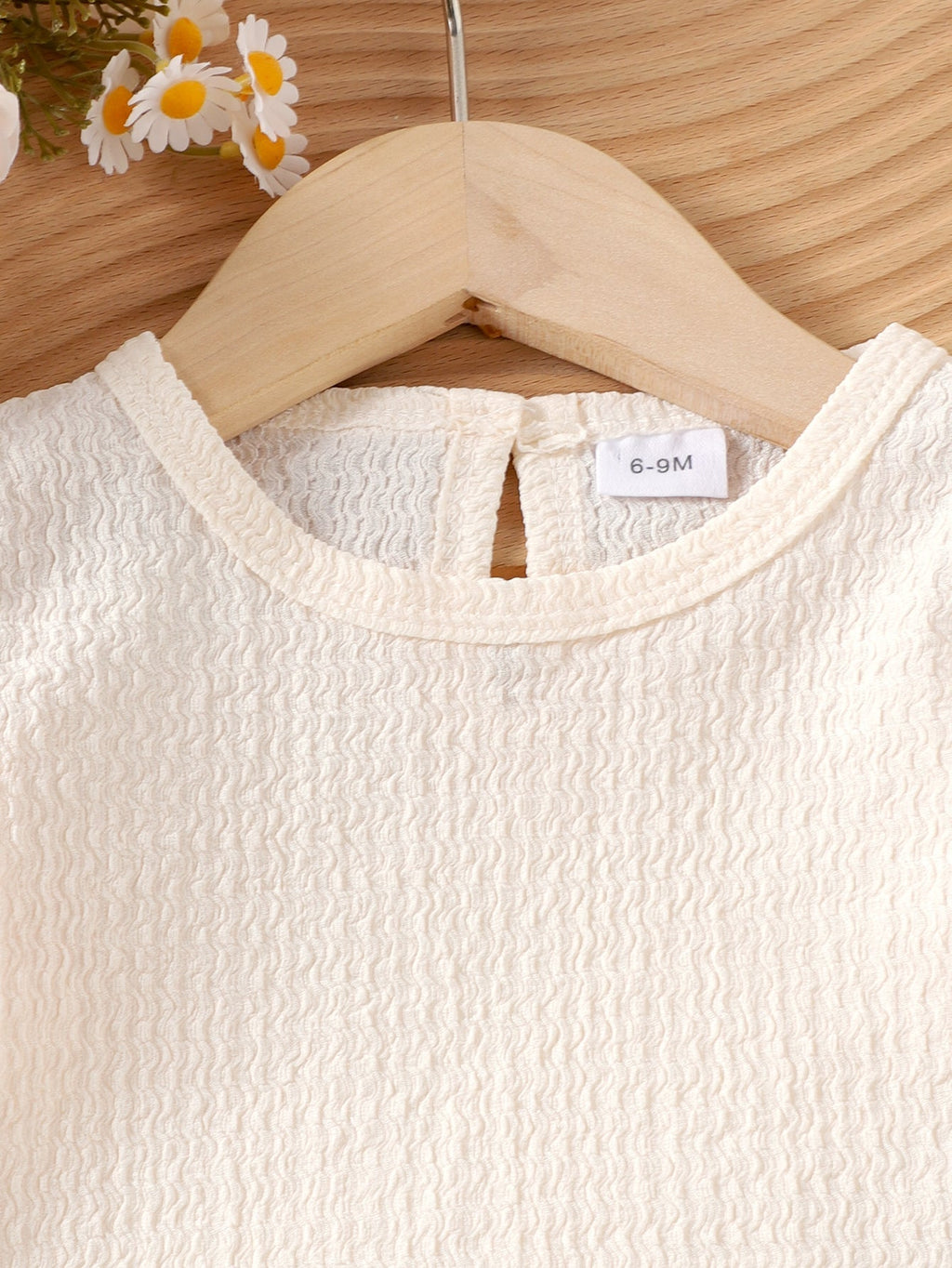 طقم قطعتين للبنات الصغيرات، مناسب لفصلي الربيع والخريف، يتكون من تيشيرت بأكمام طويلة واسعة وفستان من قماش الكوردروي بنقشة فيونكة.