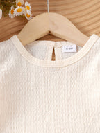 طقم قطعتين للبنات الصغيرات، مناسب لفصلي الربيع والخريف، يتكون من تيشيرت بأكمام طويلة واسعة وفستان من قماش الكوردروي بنقشة فيونكة.