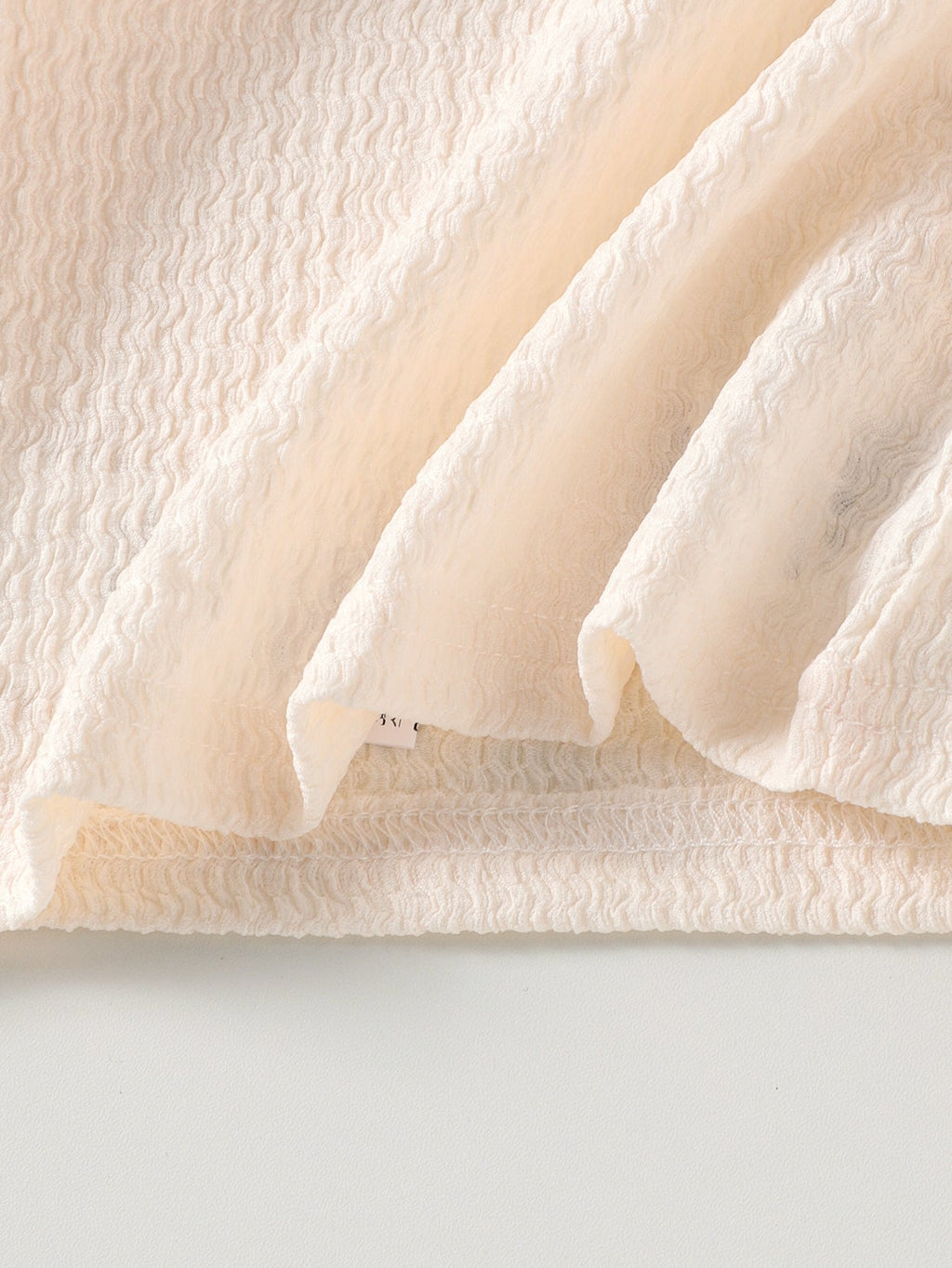 طقم قطعتين للبنات الصغيرات، مناسب لفصلي الربيع والخريف، يتكون من تيشيرت بأكمام طويلة واسعة وفستان من قماش الكوردروي بنقشة فيونكة.