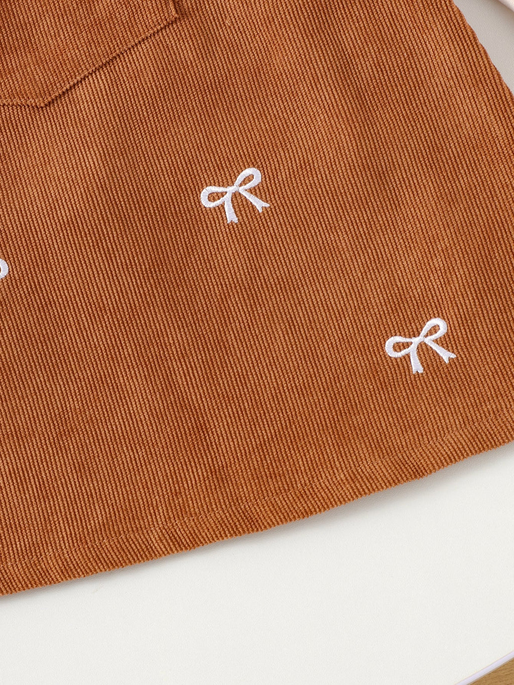 طقم قطعتين للبنات الصغيرات، مناسب لفصلي الربيع والخريف، يتكون من تيشيرت بأكمام طويلة واسعة وفستان من قماش الكوردروي بنقشة فيونكة.