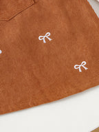 طقم قطعتين للبنات الصغيرات، مناسب لفصلي الربيع والخريف، يتكون من تيشيرت بأكمام طويلة واسعة وفستان من قماش الكوردروي بنقشة فيونكة.