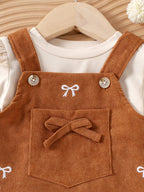 طقم قطعتين للبنات الصغيرات، مناسب لفصلي الربيع والخريف، يتكون من تيشيرت بأكمام طويلة واسعة وفستان من قماش الكوردروي بنقشة فيونكة.