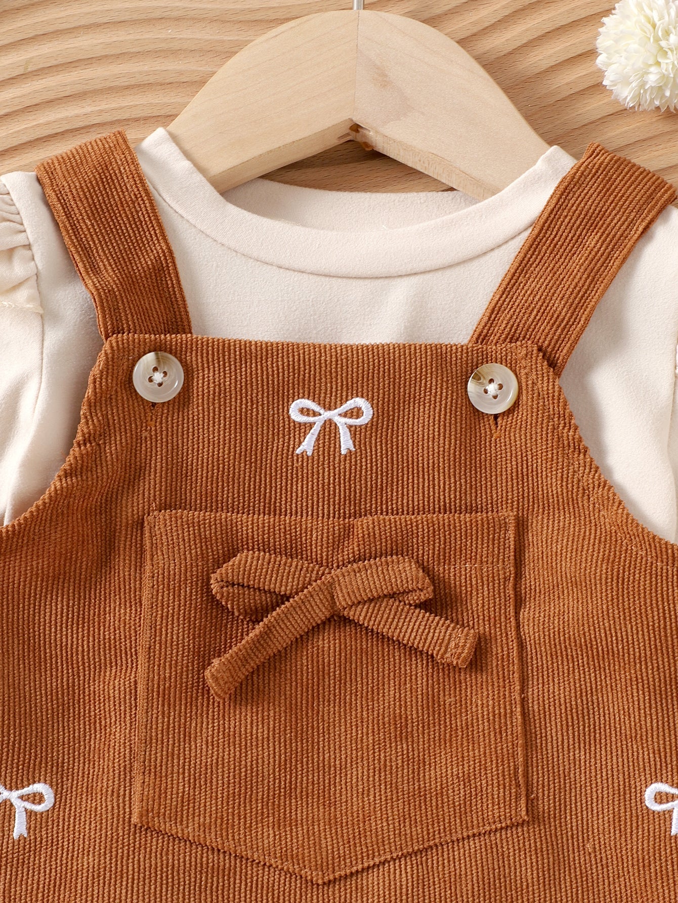 طقم قطعتين للبنات الصغيرات، مناسب لفصلي الربيع والخريف، يتكون من تيشيرت بأكمام طويلة واسعة وفستان من قماش الكوردروي بنقشة فيونكة.