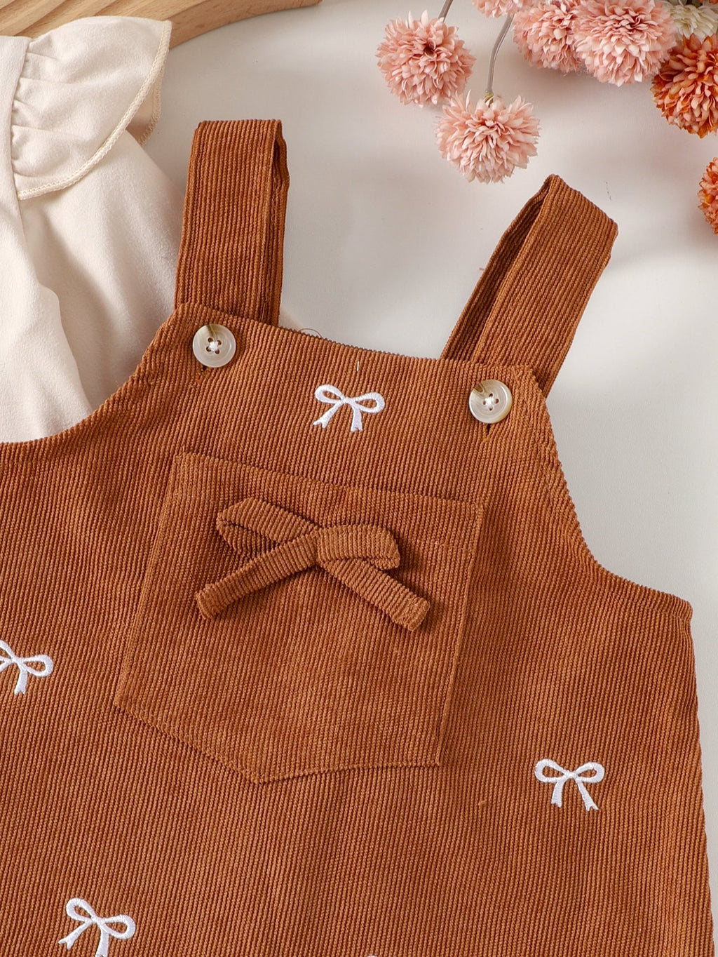 طقم قطعتين للبنات الصغيرات، مناسب لفصلي الربيع والخريف، يتكون من تيشيرت بأكمام طويلة واسعة وفستان من قماش الكوردروي بنقشة فيونكة.