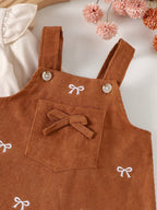 طقم قطعتين للبنات الصغيرات، مناسب لفصلي الربيع والخريف، يتكون من تيشيرت بأكمام طويلة واسعة وفستان من قماش الكوردروي بنقشة فيونكة.