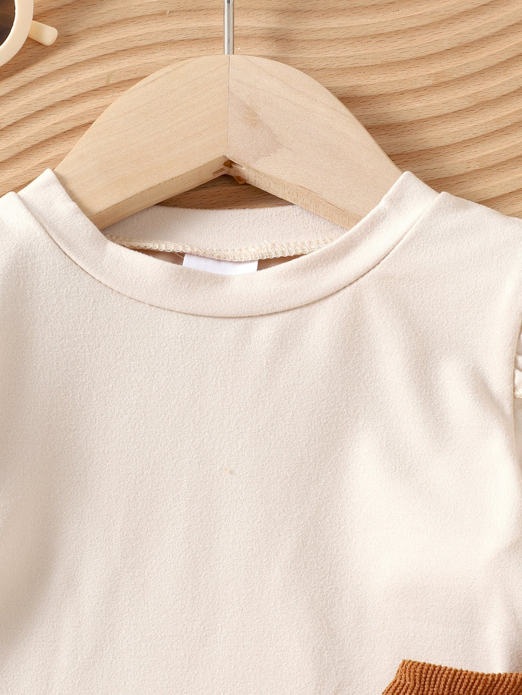 طقم قطعتين للبنات الصغيرات، مناسب لفصلي الربيع والخريف، يتكون من تيشيرت بأكمام طويلة واسعة وفستان من قماش الكوردروي بنقشة فيونكة.