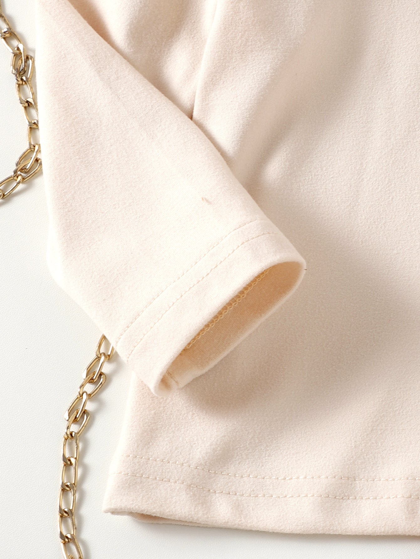 طقم قطعتين للبنات الصغيرات، مناسب لفصلي الربيع والخريف، يتكون من تيشيرت بأكمام طويلة واسعة وفستان من قماش الكوردروي بنقشة فيونكة.