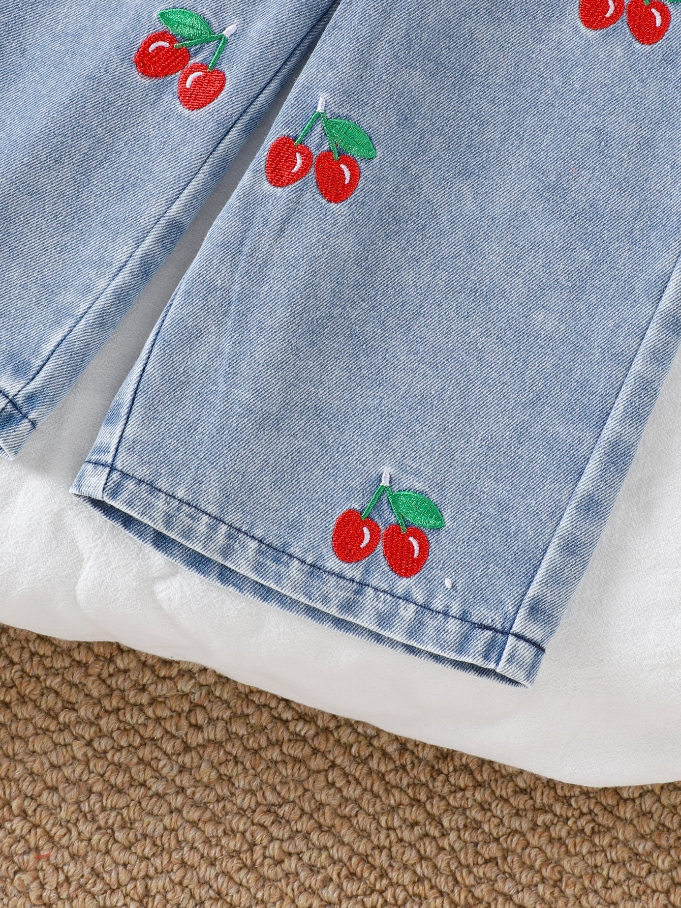 طقم قطعتين للبنات الصغيرات، ربيع/خريف، يتكون من بلوزة حمراء مضلعة بأكمام طويلة وبلوزة مطرزة بالكرز