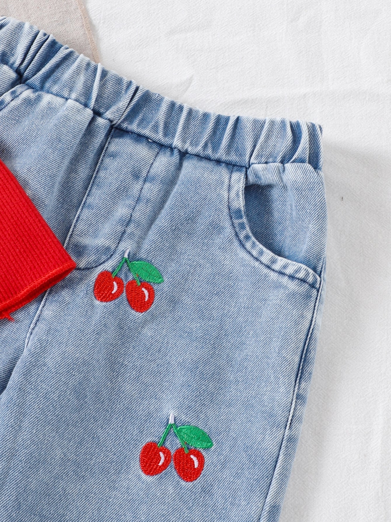 طقم قطعتين للبنات الصغيرات، ربيع/خريف، يتكون من بلوزة حمراء مضلعة بأكمام طويلة وبلوزة مطرزة بالكرز