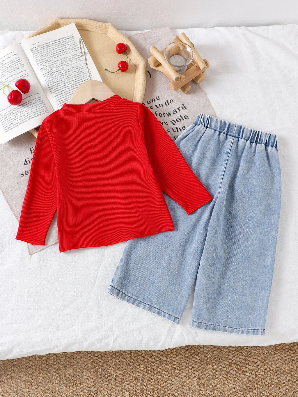 طقم قطعتين للبنات الصغيرات، ربيع/خريف، يتكون من بلوزة حمراء مضلعة بأكمام طويلة وبلوزة مطرزة بالكرز