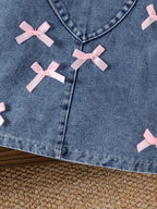 طقم مكون من قطعتين: تيشيرت بأكمام طويلة وبنطال جينز مزين بجيب على شكل قلب وفيونكة.