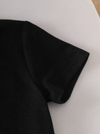 طقم صيفي مكون من قطعتين للبنات الصغيرات: تيشيرت أسود بأكمام قصيرة وبنطال أبيض مزين بفيونكة