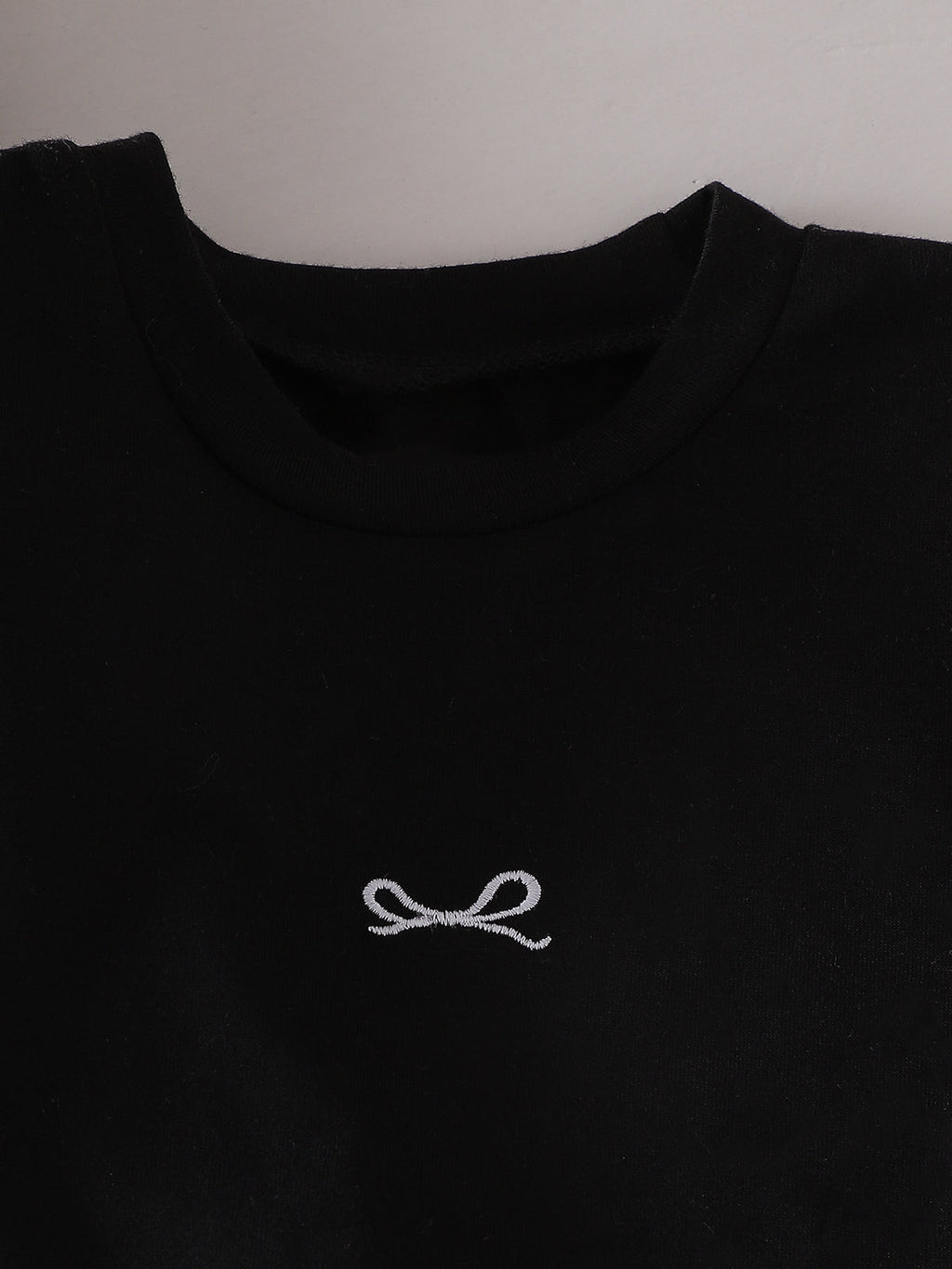 طقم صيفي مكون من قطعتين للبنات الصغيرات: تيشيرت أسود بأكمام قصيرة وبنطال أبيض مزين بفيونكة