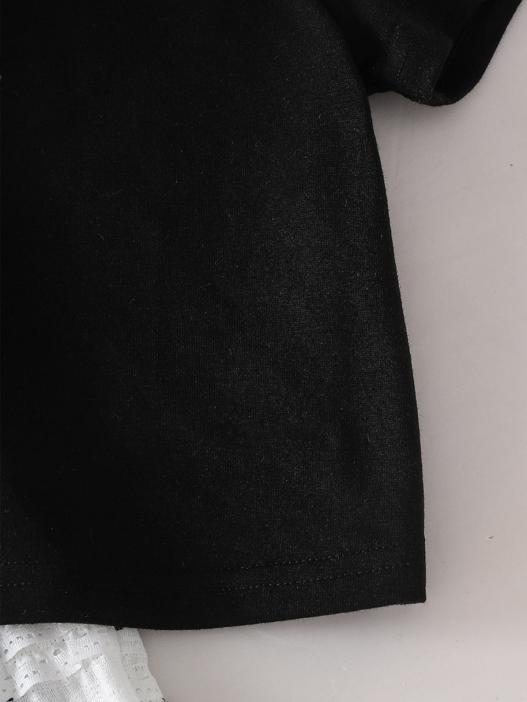 طقم صيفي مكون من قطعتين للبنات الصغيرات: تيشيرت أسود بأكمام قصيرة وبنطال أبيض مزين بفيونكة