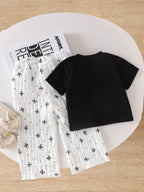 طقم صيفي مكون من قطعتين للبنات الصغيرات: تيشيرت أسود بأكمام قصيرة وبنطال أبيض مزين بفيونكة