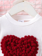 طقم قطعتين للبنات الصغيرات، ربيعي/خريفي، يتكون من تيشيرت بأكمام طويلة منفوخة مزين بنقشة قلوب ثلاثية الأبعاد وتنورة من قماش الكوردروي مزينة بفيونكة.