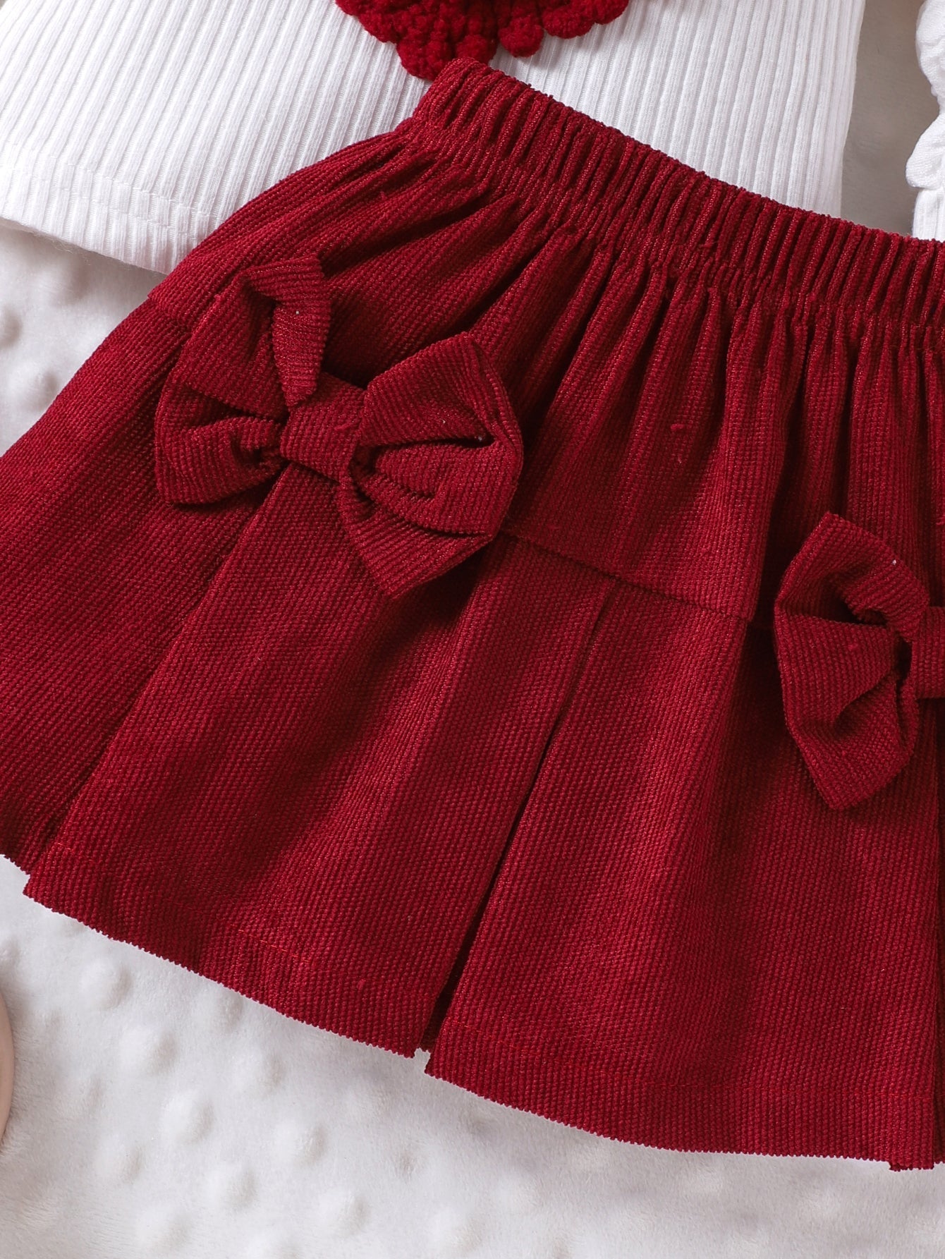 طقم قطعتين للبنات الصغيرات، ربيعي/خريفي، يتكون من تيشيرت بأكمام طويلة منفوخة مزين بنقشة قلوب ثلاثية الأبعاد وتنورة من قماش الكوردروي مزينة بفيونكة.