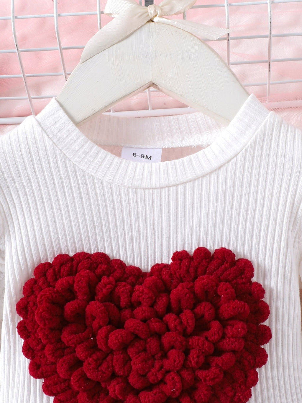 طقم قطعتين للبنات الصغيرات، ربيعي/خريفي، يتكون من تيشيرت بأكمام طويلة منفوخة مزين بنقشة قلوب ثلاثية الأبعاد وتنورة من قماش الكوردروي مزينة بفيونكة.