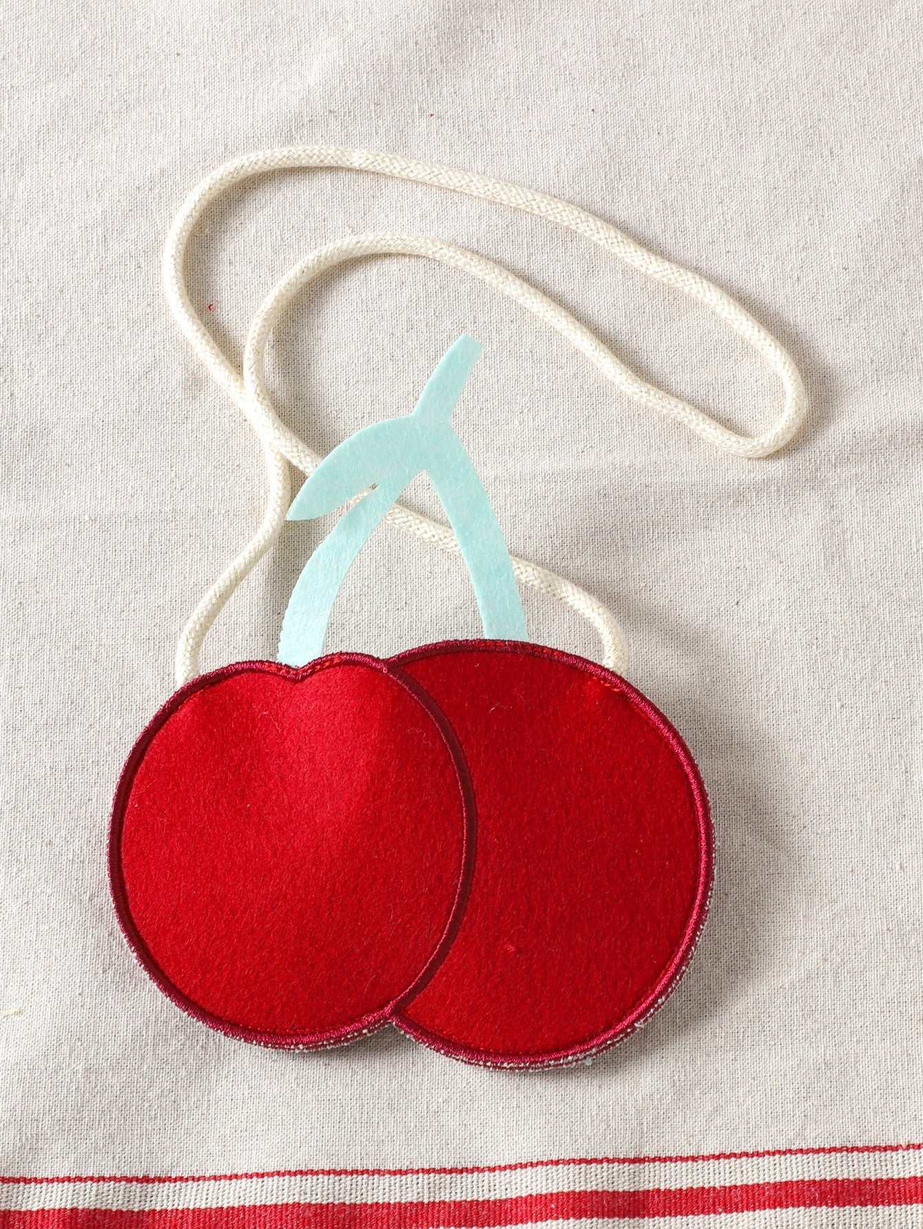 طقم قطعتين للبنات الصغيرات، ربيع/خريف، يتكون من بلوزة حمراء مضلعة بأكمام طويلة وبنطال مطرز.