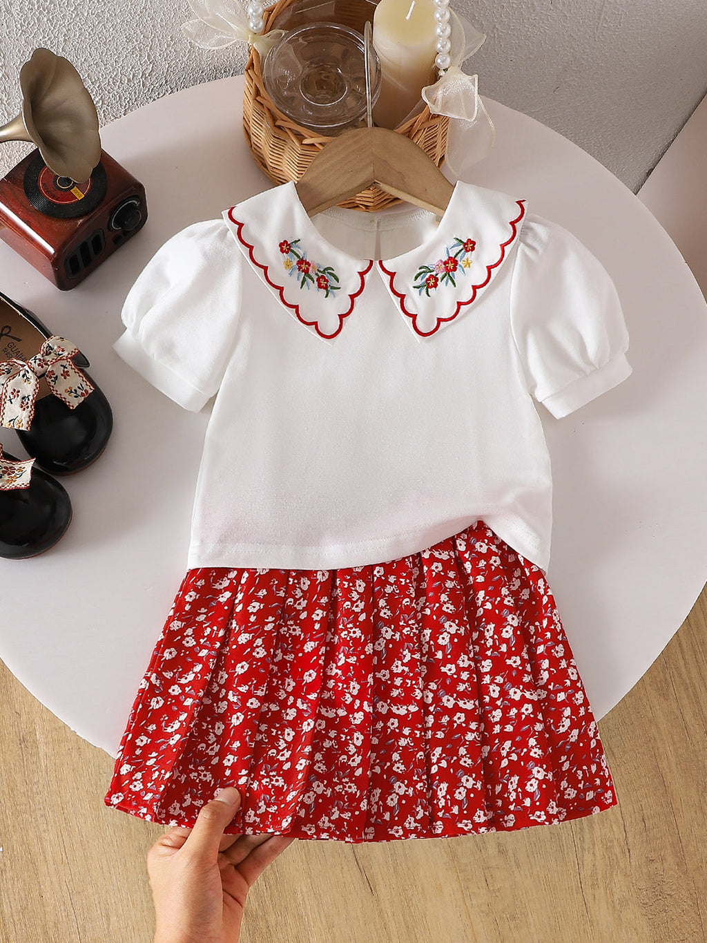 طقم صيفي مكون من قطعتين للبنات الصغيرات: بلوزة قصيرة الأكمام مطرزة بياقة بيتر بان وتنورة مطوية مزينة بالزهور