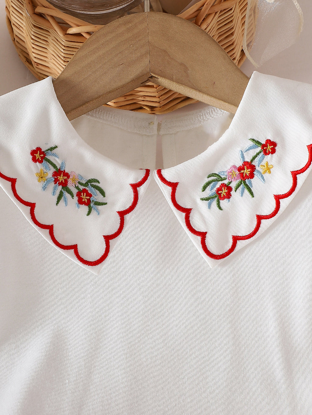 طقم صيفي مكون من قطعتين للبنات الصغيرات: بلوزة قصيرة الأكمام مطرزة بياقة بيتر بان وتنورة مطوية مزينة بالزهور