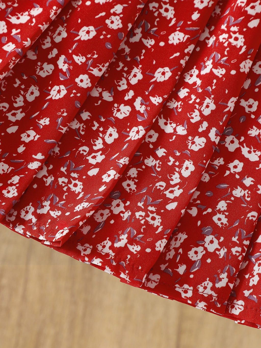 طقم صيفي مكون من قطعتين للبنات الصغيرات: بلوزة قصيرة الأكمام مطرزة بياقة بيتر بان وتنورة مطوية مزينة بالزهور