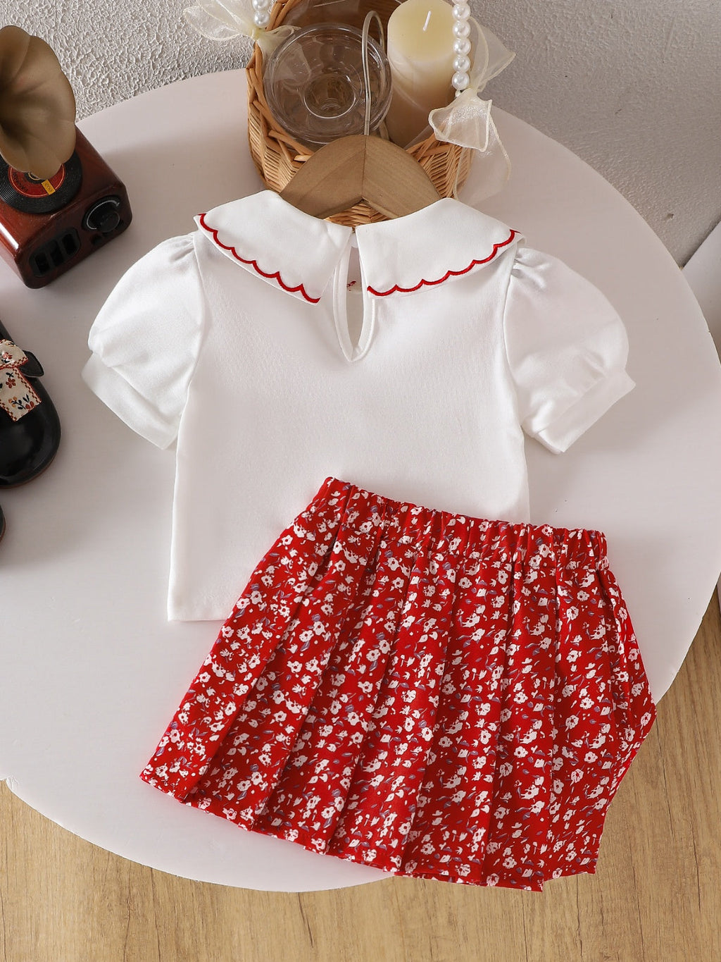 طقم صيفي مكون من قطعتين للبنات الصغيرات: بلوزة قصيرة الأكمام مطرزة بياقة بيتر بان وتنورة مطوية مزينة بالزهور