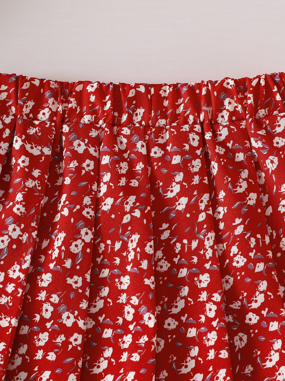 طقم صيفي مكون من قطعتين للبنات الصغيرات: بلوزة قصيرة الأكمام مطرزة بياقة بيتر بان وتنورة مطوية مزينة بالزهور