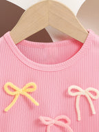 طقم صيفي مكون من قطعتين للفتيات الصغيرات، بلوزة بأكمام واسعة مزينة بفيونكة وشورت جينز