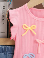 طقم صيفي مكون من قطعتين للفتيات الصغيرات، بلوزة بأكمام واسعة مزينة بفيونكة وشورت جينز