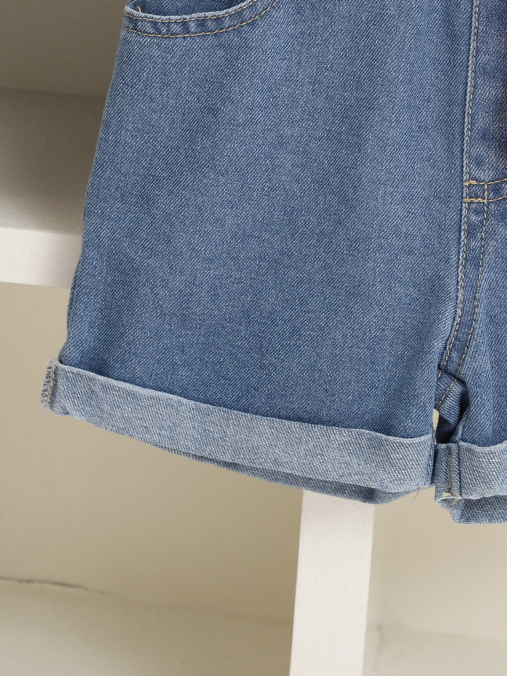 طقم صيفي مكون من قطعتين للفتيات الصغيرات، بلوزة بأكمام واسعة مزينة بفيونكة وشورت جينز