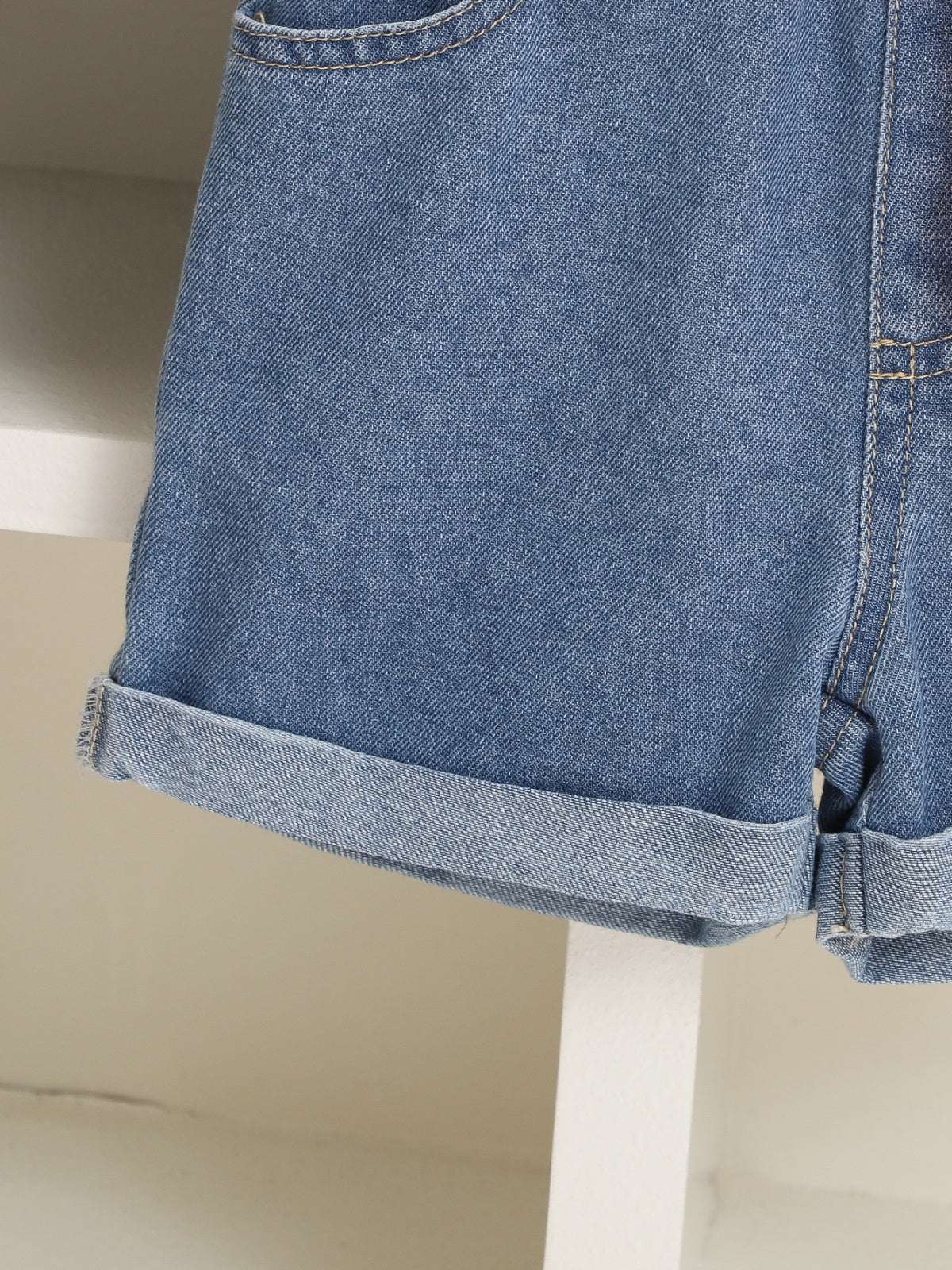 طقم صيفي مكون من قطعتين للفتيات الصغيرات، بلوزة بأكمام واسعة مزينة بفيونكة وشورت جينز