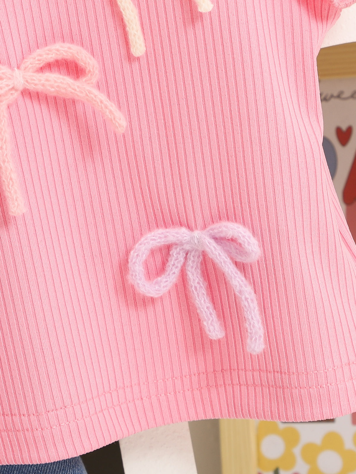 طقم صيفي مكون من قطعتين للفتيات الصغيرات، بلوزة بأكمام واسعة مزينة بفيونكة وشورت جينز